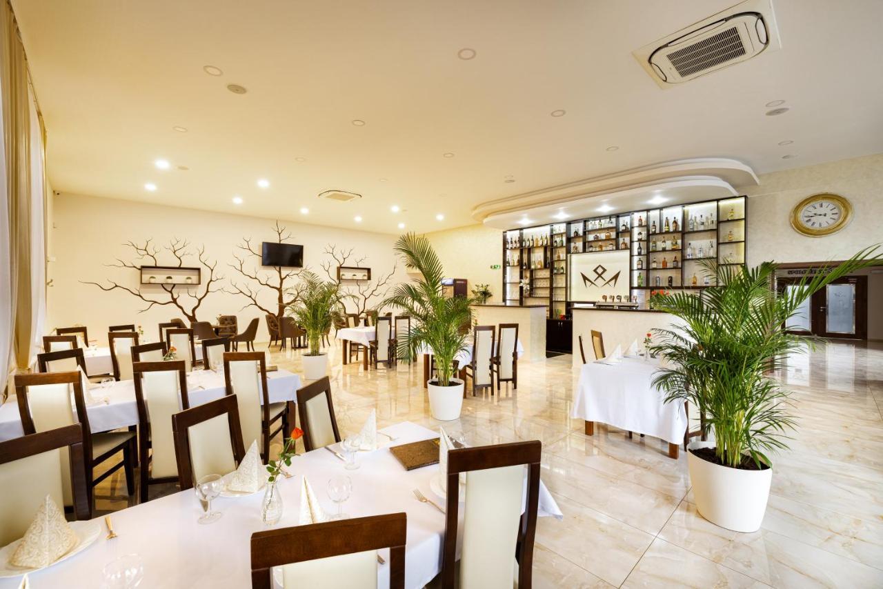 Royal M Otel Sabinov Dış mekan fotoğraf